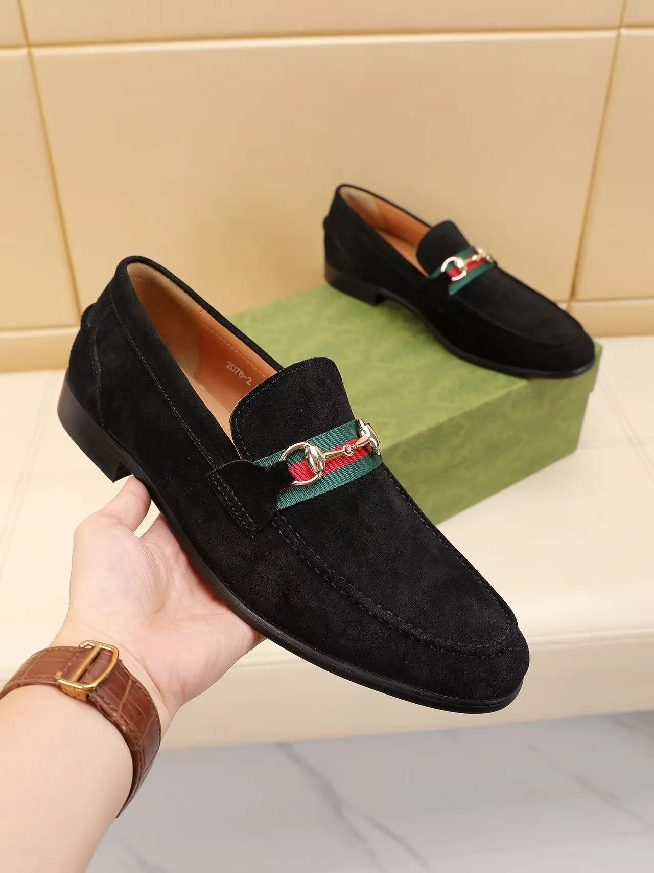 Men's men's shoes 💰440 🆘【GUCCI】Gucci ·🐂里· Hot-selling beanie shoes, top brand luxury, top quality, latest fashion beanie shoes.. The upper is made of original high mercerized smooth cow suede. (Full top-layer water-dyed 🐂 leather and lining). The original stylish and stylish soft rubber wear-resistant and non-slip outsole is light and comfortable on the foot, available in 3 colors! Matching code: 39-45 (38.46. Customized)